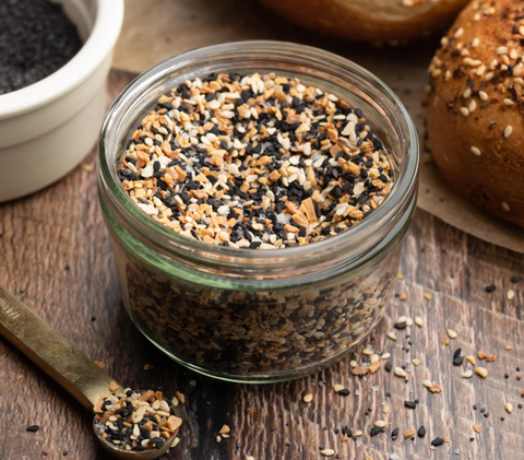 How to get everything bagel seasoning to stick?